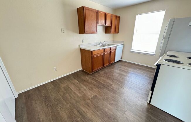 2 beds, 1 bath, 795 sqft, $650