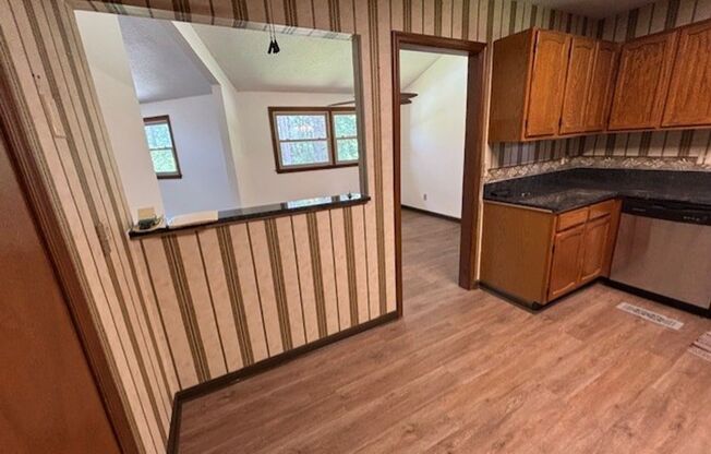 Spacious 3 Bed/2 Bath Ranch Home - Private Lot - Oversized Screened Porch - All Season Marina Available For Lake Access
