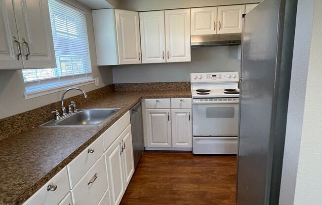 2 beds, 1 bath, 945 sqft, $1,575, Unit 052
