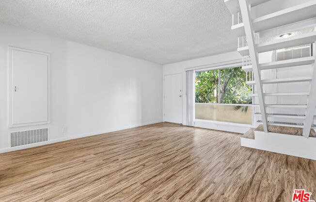 2332 S BEVERLY GLN BLVD