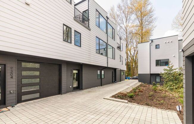 Modern Luxury Townhome Near Lake Washington