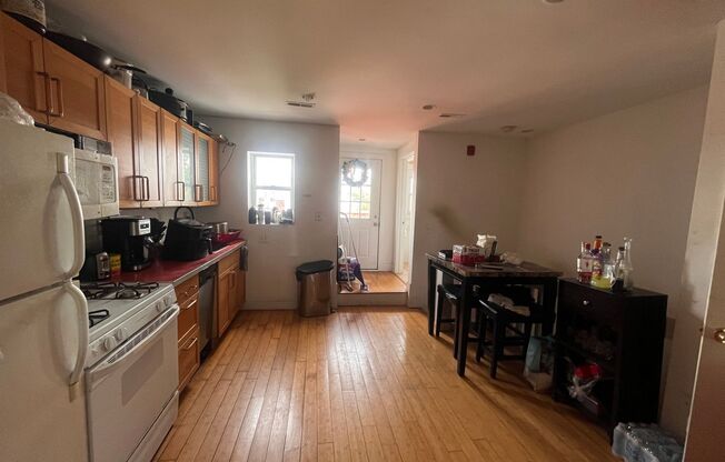 Bright and spacious three bedroom unit in a great location in Brewerytown