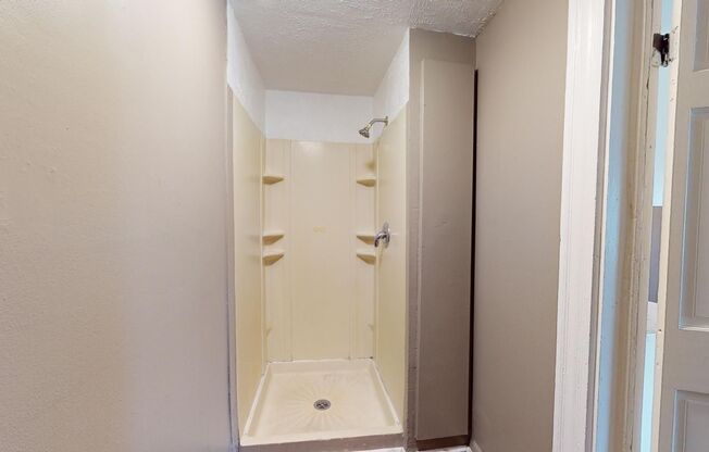 3 beds, 1 bath, 800 sqft, $900, Unit unit 5