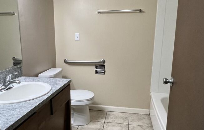 M100 - Riverview West Apartment