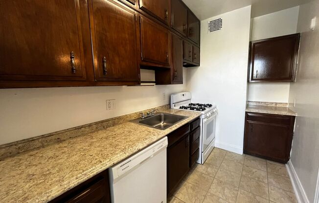 2 beds, 1 bath, 975 sqft, $2,055, Unit Royal York 802