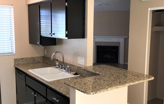 **CHARMING 2 BEDROOM/2 BATHROOM PATIO HOME IN CHANDLER (CHANDLER BLVD & COOPER)**