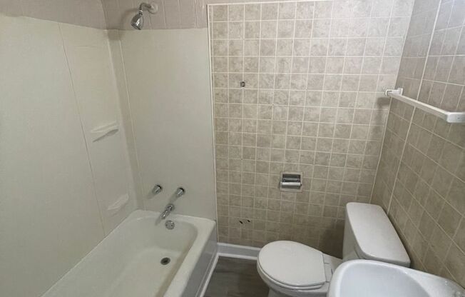 4 beds, 2 baths, $1,850, Unit 5400-2