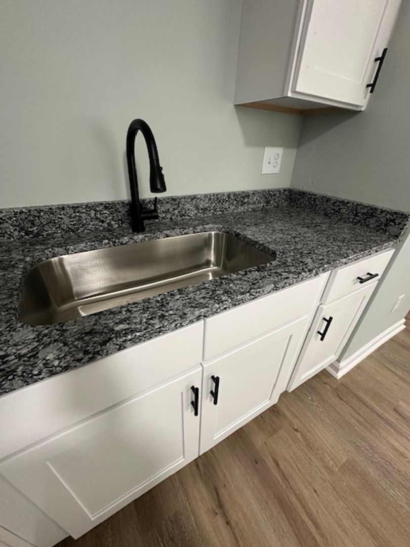 2 beds, 1 bath, 800 sqft, $1,175, Unit E1