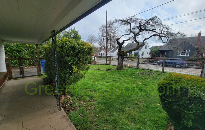 Beautiful 2 Bedroom 1 Bath House with Attached Garage and Huge Basement (Sellwood/WestMoreland)