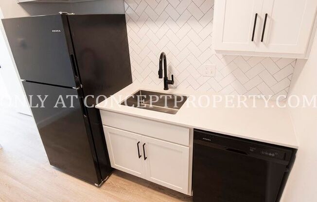 2 beds, 1 bath, 894 sqft, $1,599, Unit 04