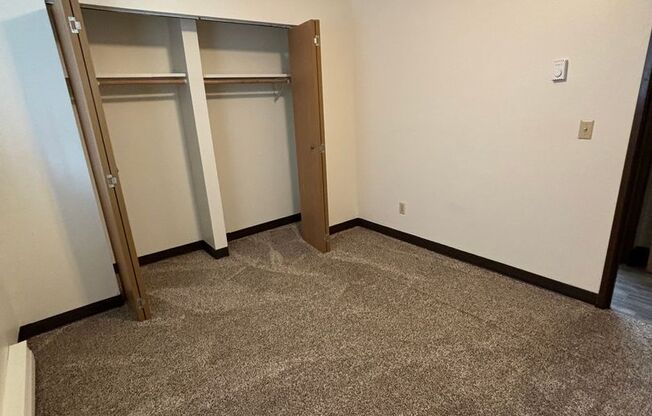 2 beds, 1 bath, $750, Unit 105