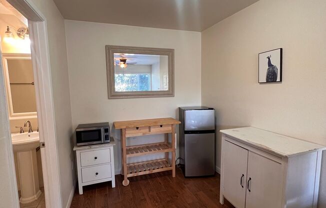 Studio, 1 bath, $1,375, Unit columbia