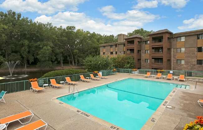 Willow Creek Apartments in Plymouth, MN Outdoor Pool