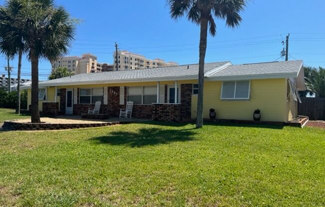 Half duplex close to the beach!