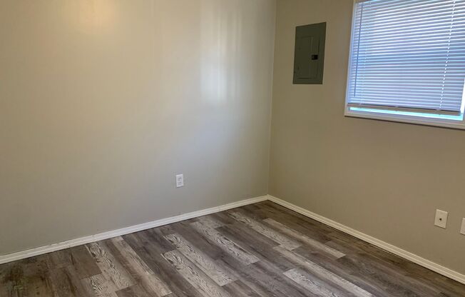$775 - 2 bedroom/ 1 bathroom - 2 bed home with a fenced in yard!