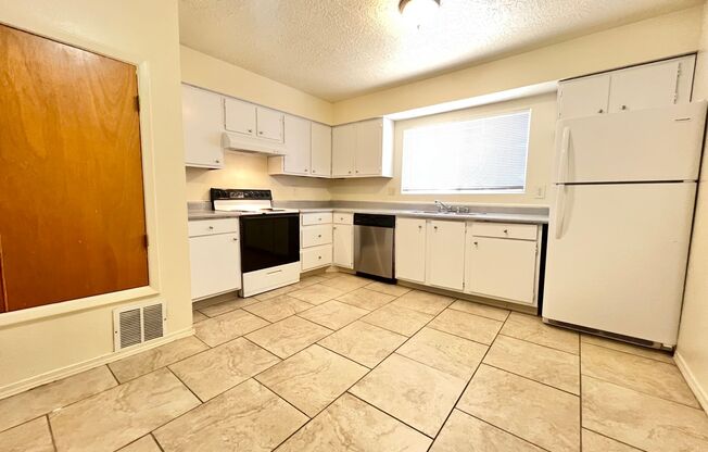 2 beds, 1.5 baths, 948 sqft, $975, Unit Unit 37
