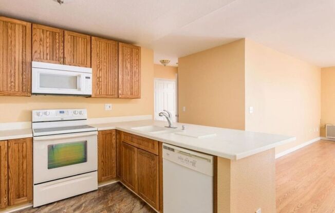 Spacious and Comfortable Condo -  A/C - Central Location - Great Amenities - Natural Light