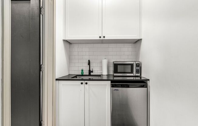 Studio, 1 bath, 300 sqft, $1,600, Unit 204H
