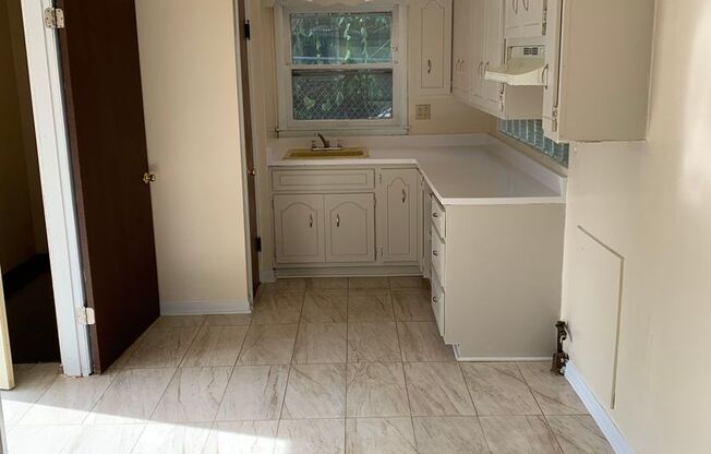 3BR SINGLE FAMILY HOME WITH FULL BASEMENT, GARAGE, YARD AND PARKING. NICE!