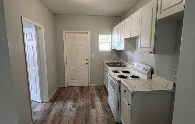 2 beds, 1 bath, 650 sqft, $1,000