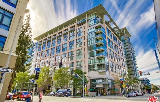 1 bed, 1 bath, 800 sqft, $2,550, Unit 819