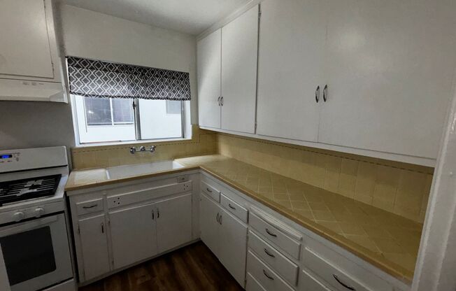 1 bed 1 bath within walking distance to the beach!