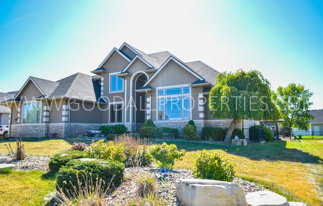 Executive 5 Bedroom Home With Pool in Ankeny