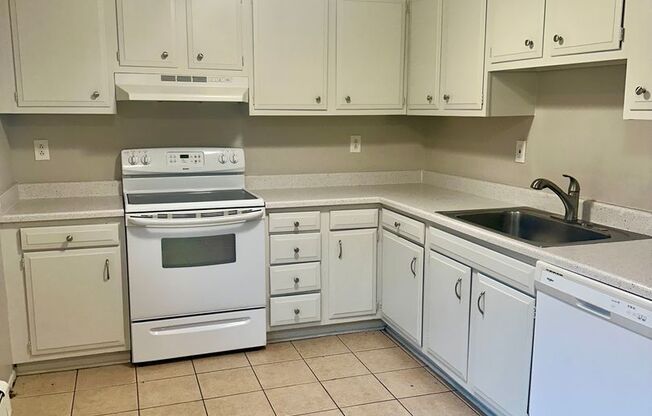 2 beds, 1 bath, 800 sqft, $1,100, Unit Unit 7