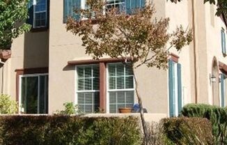 Gorgeous, light and bright, townhome in SE Santa Rosa - attached 2 car garage!