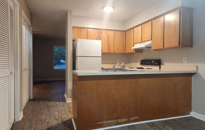 2 beds, 1 bath, 980 sqft, $1,275, Unit B