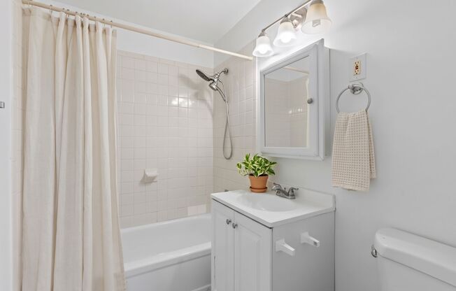 1 bed, 1 bath, 800 sqft, $925, Unit 1904 W 58