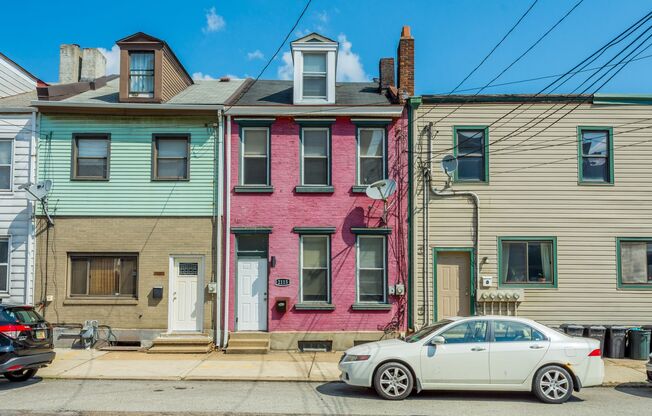 Stunning 3 bedroom home in South Side available October 1!