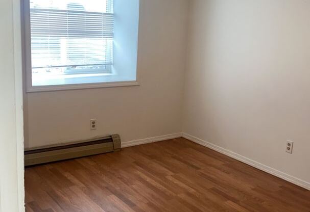 Charming units in a Histroic Building- Quiet Location near downtown