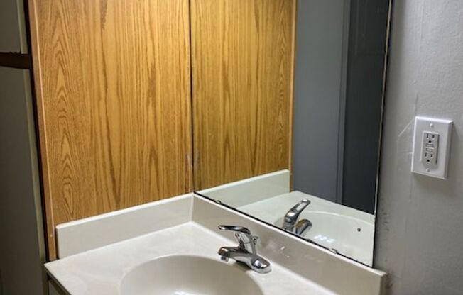 1 bed, 1 bath, 844 sqft, $975, Unit 17