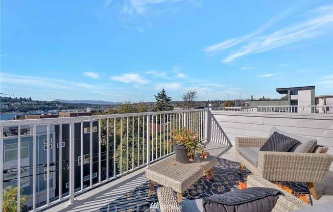 Eastlake Penthouse 2bed / 2bath / 2parking spots - Incredible Deck w views of Sunsets, Lake union, mountains, Space needle and Gas works!!!