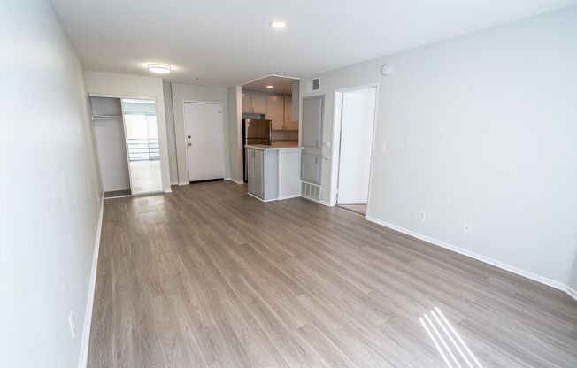 1 bed, 1 bath, 700 sqft, $1,998