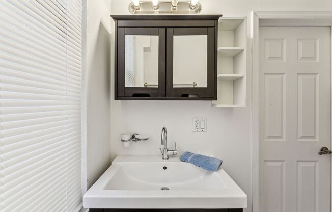3 beds, 2 baths, 1,000 sqft, $2,600, Unit 3414 - B