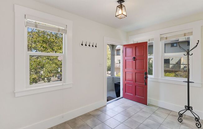 THREE BEDROOM / TWO BATH HOME IN NICE NEIGHBORHOOD CLOSE TO ALBERT PARK AND DOWNTOWN