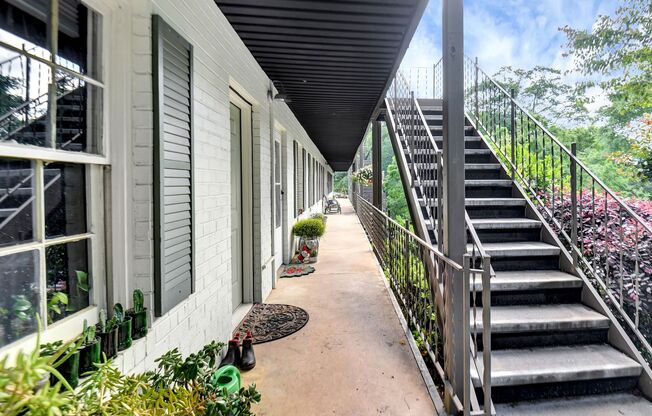 2 beds, 1 bath, $1,375