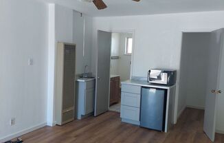 Studio, 1 bath, 400 sqft, $975, Unit 108-38