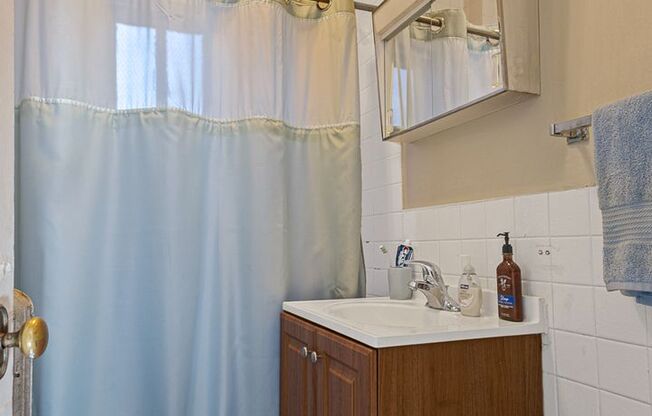 2 beds, 2 baths, 1,275 sqft, $2,950, Unit 540-2A