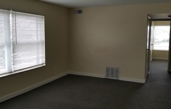 2 beds, 1 bath, 825 sqft, $740