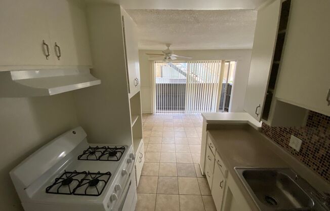 1 Bed / 1 Bath Downstairs Unit in Canoga Park!