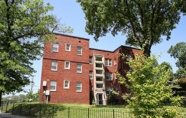 Exterior-Building-Shot-of-Richman-Apartments