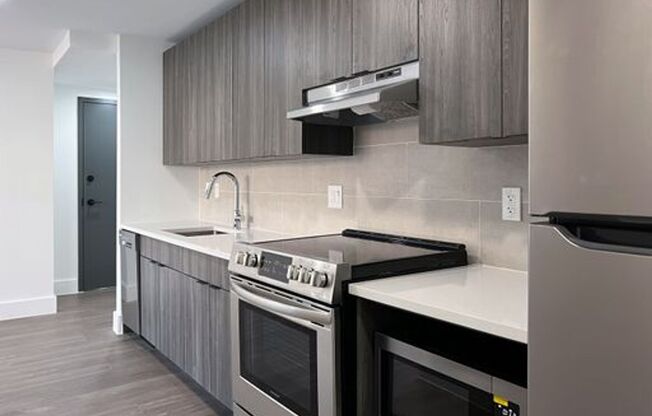 3 beds, 1 bath, 779 sqft, $2,540, Unit 5940-LL2
