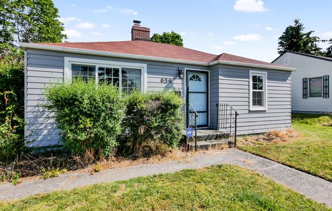 2 Beds and 1 Bath Charming Single-Family Home is Available for Rent!