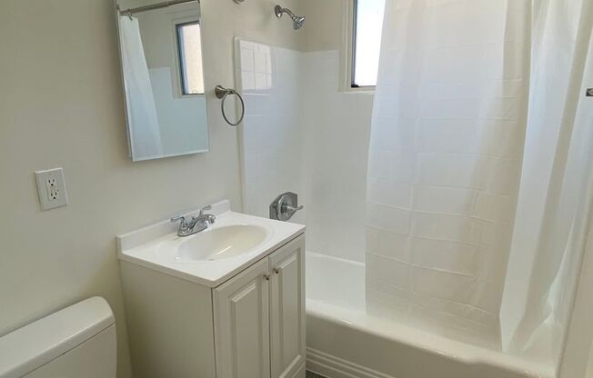 2 beds, 1 bath, 702 sqft, $2,350, Unit B18