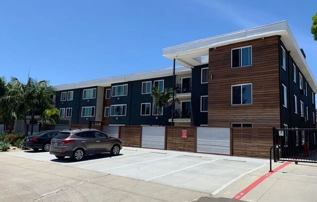 2 beds, 1 bath, $2,445, Unit 4720-101