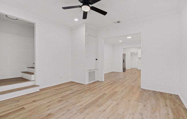 1032 E TUCKER ST