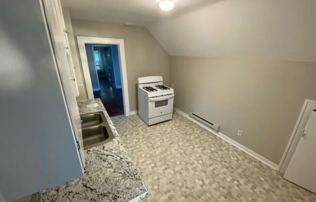 2 beds, 1 bath, 950 sqft, $1,095, Unit 2